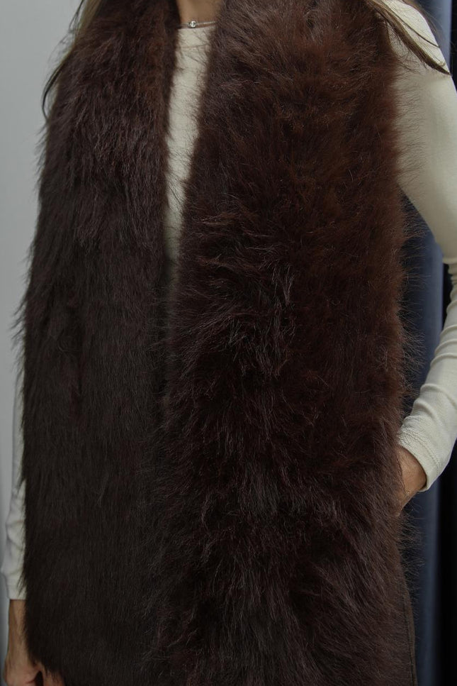 Luxurious Bitter Coffee Faux Fur Scarf with Interlocking Detail, Soft & Warm