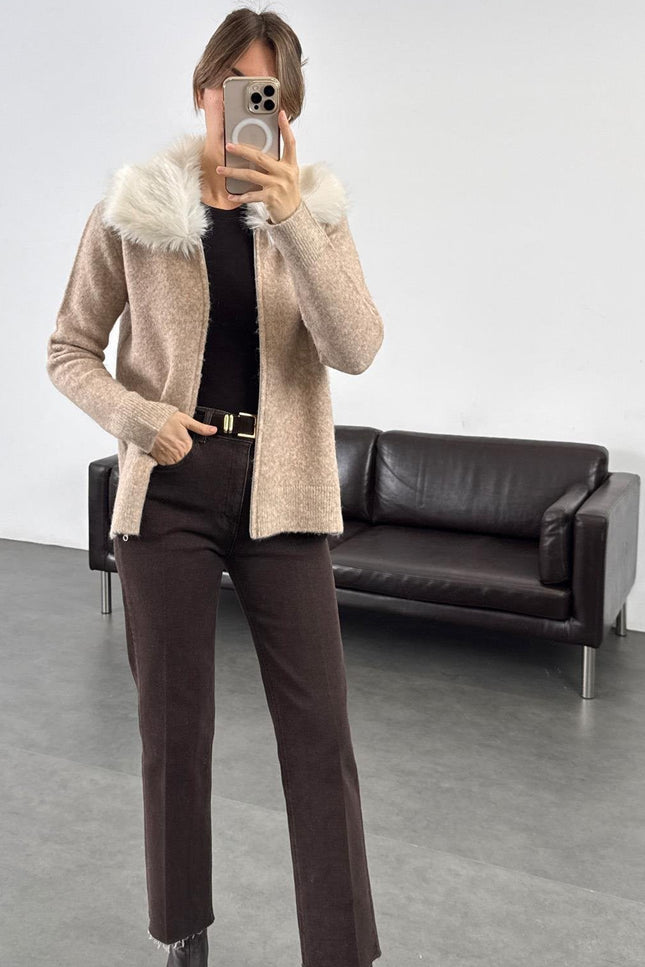 https://static.ticimax.cloud/cdn-cgi/image/width=-,quality=85/11820/uploads/urunresimleri/buyuk/bej-yakasi-kurklu-triko-hirka-251101-63dd84.jpg