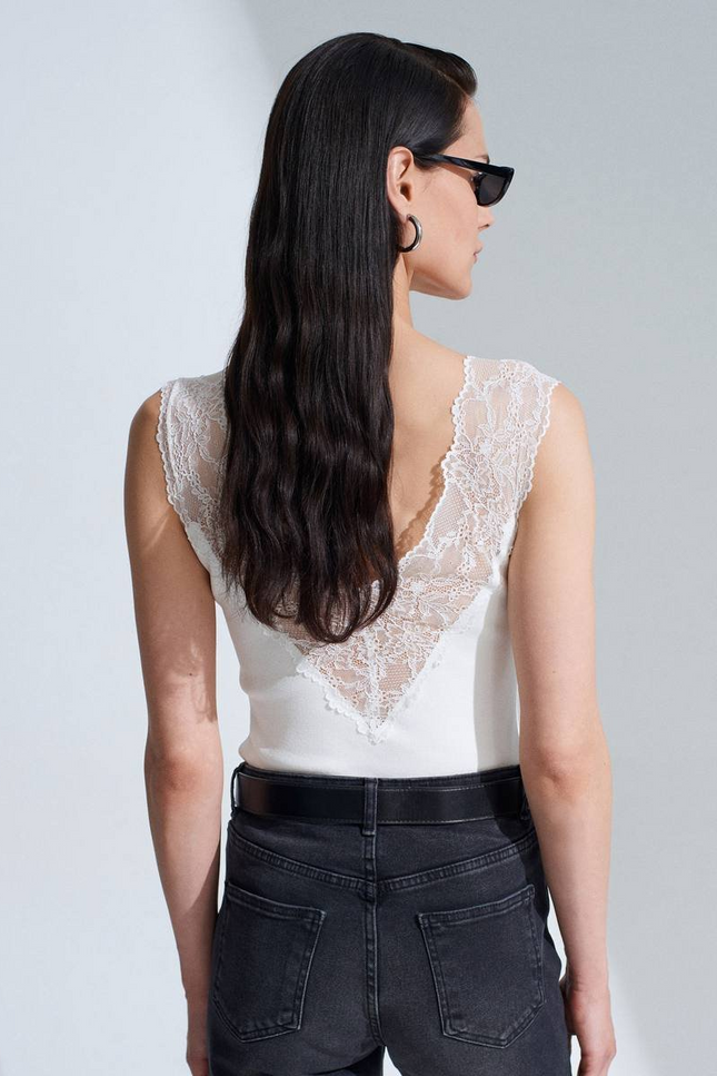 Dilvin V neck lace top