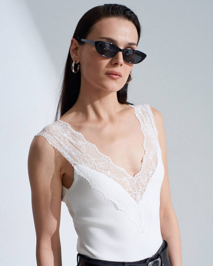 Dilvin V neck lace top