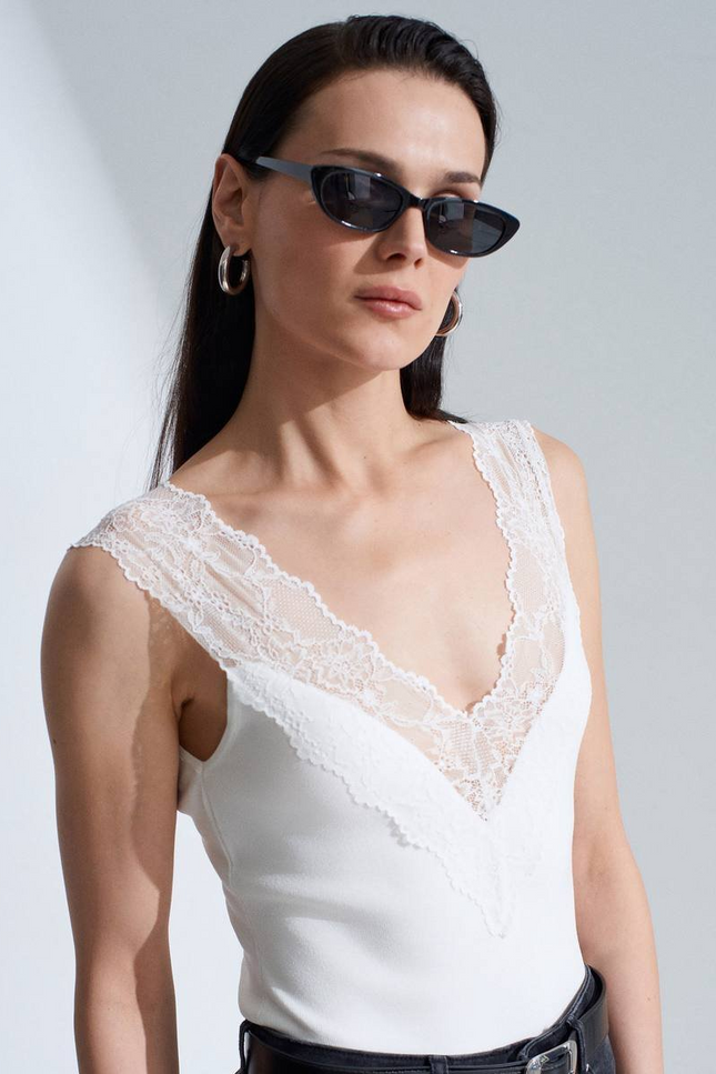 Dilvin V neck lace top