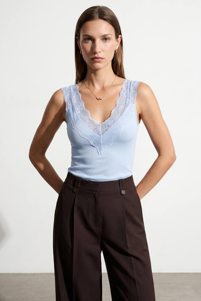 Dilvin V neck lace top